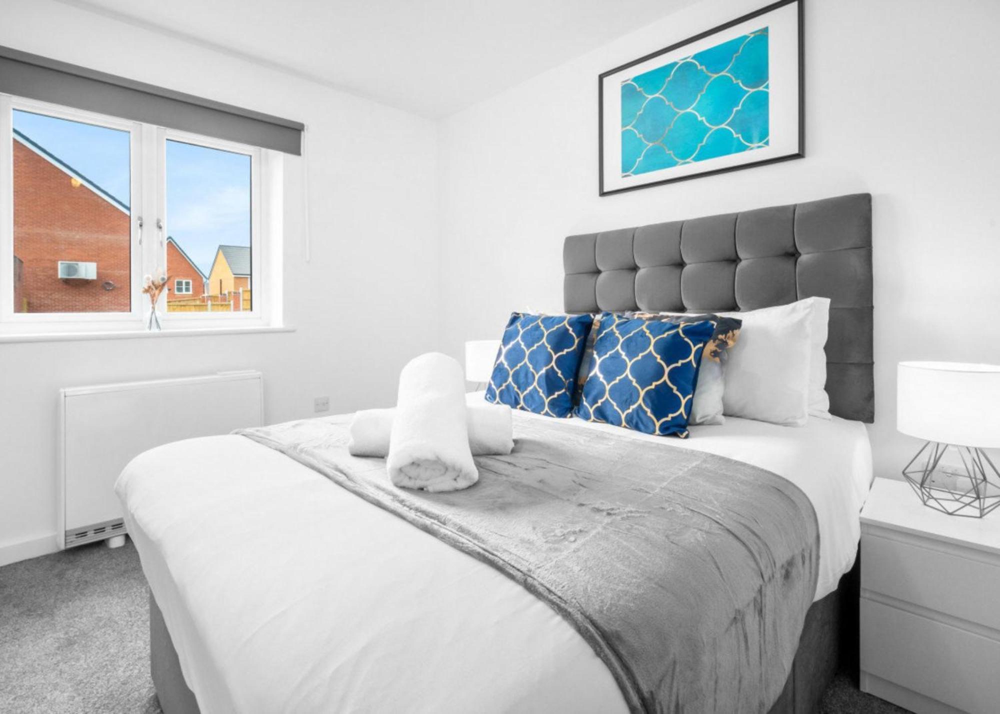Cradley Heath New 2 Bedroom Deluxe Apartment - Parking - Wifi & Netflix - Top Rated - 50C מראה חיצוני תמונה
