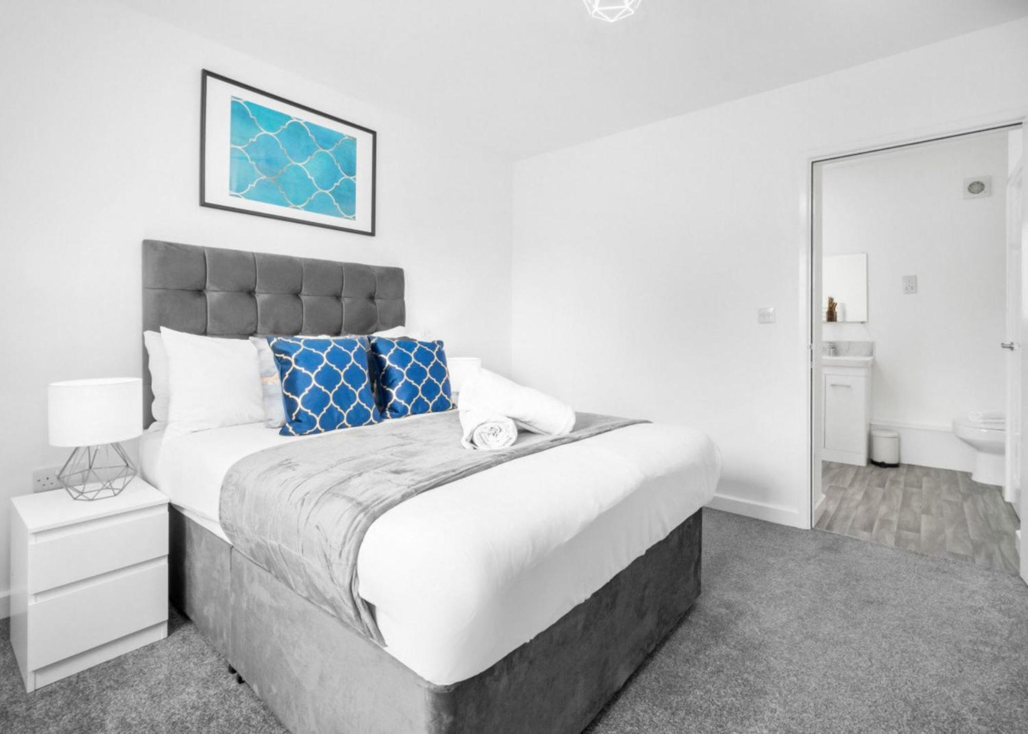Cradley Heath New 2 Bedroom Deluxe Apartment - Parking - Wifi & Netflix - Top Rated - 50C מראה חיצוני תמונה